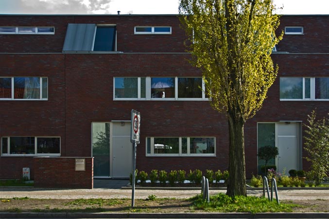 Foto 1 zu: EAB. Neubau von drei Einfamilienhäusern - Baugruppe im KfW 60-Standard, Berlin-Steglitz/Zehlendorf, 2003-2005, Architekt: Jo Sollich 
 Foto: Doris Reichel