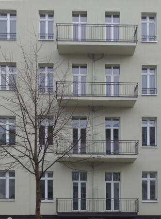 Foto 3 zu: BOX. Altbausanierung Boxhagener Straße/Simon-Dach-Straße, Umbau eines gründerzeitlichen Eckwohnhauses zu einem Hotel mit 16 Zimmern und 18 Wohnungen einschließlich drei Gewerbeeinheiten. 2014-2016. Architekt: Jo Sollich 
 Foto: Sollich Architekten