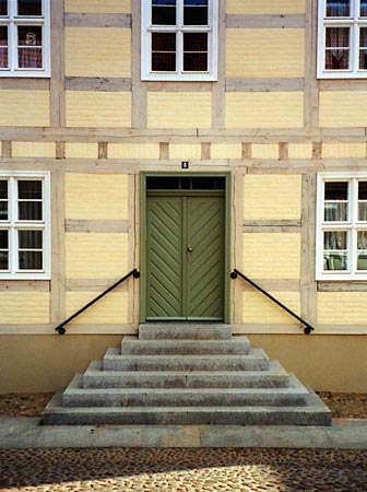 Foto 1 zu: BSN. Sanierung "Kasernenstuben" - denkmalgerechte Sanierung und Dachgeschossausbau eines Baublocks der ehemaligen "Kasernenstuben" zu sechs Eigentumswohnungen, Neuruppin, 1997-1999, Architekt: Jo Sollich 
 Foto: Jo Sollich