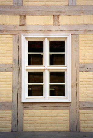 Foto 3 zu: BSN. Sanierung "Kasernenstuben" - denkmalgerechte Sanierung und Dachgeschossausbau eines Baublocks der ehemaligen "Kasernenstuben" zu sechs Eigentumswohnungen, Neuruppin, 1997-1999, Architekt: Jo Sollich 
 Foto: Jo Sollich