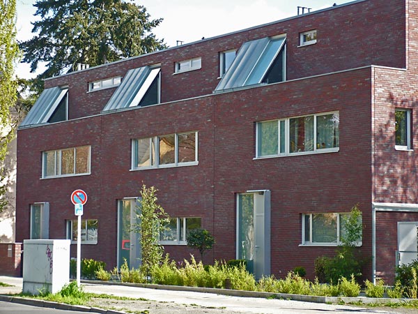 Foto 3 zu: EAB. Neubau von drei Einfamilienhäusern - Baugruppe im KfW 60-Standard, Berlin-Steglitz/Zehlendorf, 2003-2005, Architekt: Jo Sollich 
 Foto: Doris Reichel