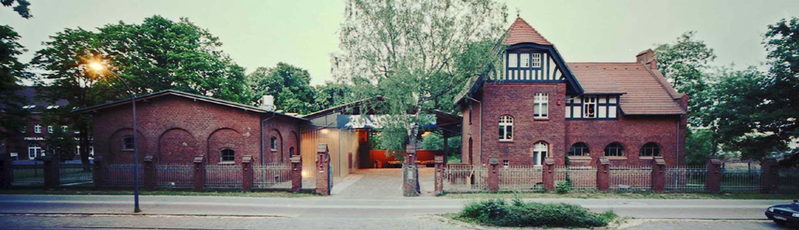 Foto 1 zu: JFZ. Jugend-, Kultur- und Freizeitzentrum - Umbau und Erweiterung der ehemaligen Schultheiss-Brauerei, Neuruppin, 1993-2003, Architekt: Jo Sollich 
 Foto: Philip v. Recklinghausen, lux fotografen