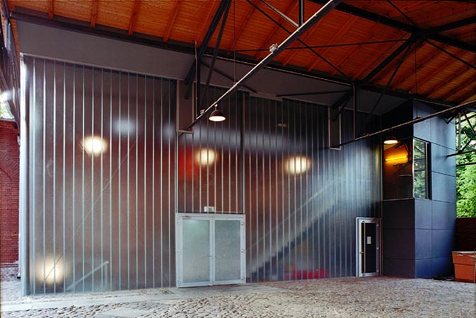 Foto 2 zu: JFZ. Jugend-, Kultur- und Freizeitzentrum - Umbau und Erweiterung der ehemaligen Schultheiss-Brauerei, Neuruppin, 1993-2003, Architekt: Jo Sollich 
 Foto: Philip v. Recklinghausen, lux fotografen