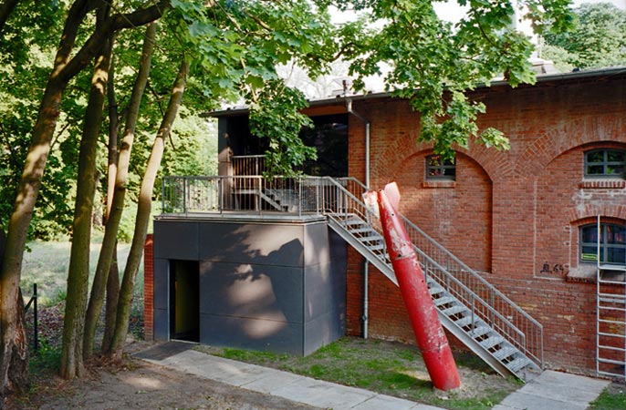 Foto 4 zu: JFZ. Jugend-, Kultur- und Freizeitzentrum - Umbau und Erweiterung der ehemaligen Schultheiss-Brauerei, Neuruppin, 1993-2003, Architekt: Jo Sollich 
 Foto: Philip v. Recklinghausen, lux fotografen