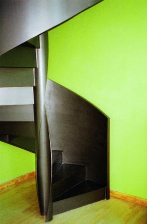 Foto 3 zu: KAB. Wohnungsumbau Stadtvilla Königsallee - Zusammenlegung zweier Wohnungen in einer Stadtvilla aus den 1990er Jahren, Einbau einer Stahlwendeltreppe, Umgestaltung von Bädern, Berlin-Grunewald, 2002-2003, Architekt: Jo Sollich