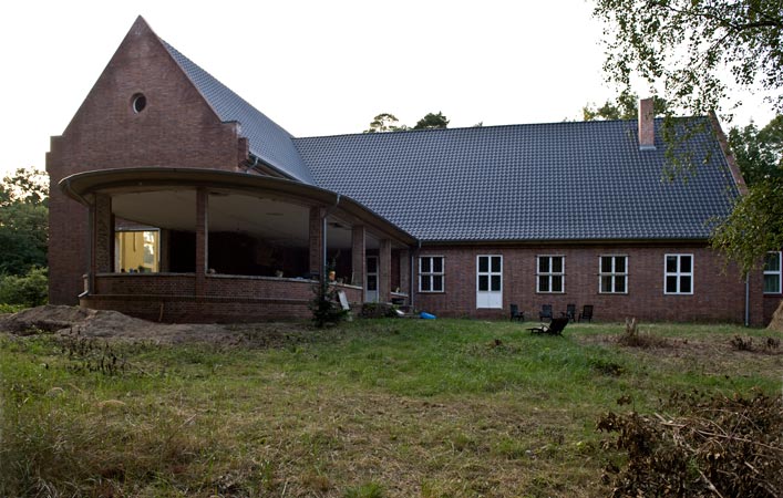 Foto 1 zu: KAW. Kasino am Weinberg - denkmalgerechte Sanierung und Umbau eines ehemaligen Offizierskasinos (Architekt: Robert Kisch, Baujahr: 1936) zu einem Ateliergebäude sowie Entwurf für einen Neubau eines weiteren Ateliergebäudes und einer Turmskulptur, Neuruppin, 2006-2010, Architekt: Jo Sollich