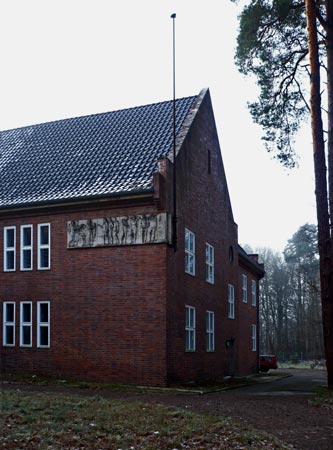 Foto 2 zu: KAW. Kasino am Weinberg - denkmalgerechte Sanierung und Umbau eines ehemaligen Offizierskasinos (Architekt: Robert Kisch, Baujahr: 1936) zu einem Ateliergebäude sowie Entwurf für einen Neubau eines weiteren Ateliergebäudes und einer Turmskulptur, Neuruppin, 2006-2010, Architekt: Jo Sollich