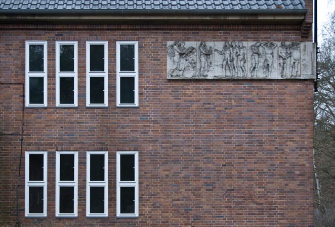 Foto 3 zu: KAW. Kasino am Weinberg - denkmalgerechte Sanierung und Umbau eines ehemaligen Offizierskasinos (Architekt: Robert Kisch, Baujahr: 1936) zu einem Ateliergebäude sowie Entwurf für einen Neubau eines weiteren Ateliergebäudes und einer Turmskulptur, Neuruppin, 2006-2010, Architekt: Jo Sollich