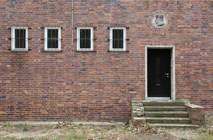 Foto 4 zu: KAW. Kasino am Weinberg - denkmalgerechte Sanierung und Umbau eines ehemaligen Offizierskasinos (Architekt: Robert Kisch, Baujahr: 1936) zu einem Ateliergebäude sowie Entwurf für einen Neubau eines weiteren Ateliergebäudes und einer Turmskulptur, Neuruppin, 2006-2010, Architekt: Jo Sollich
