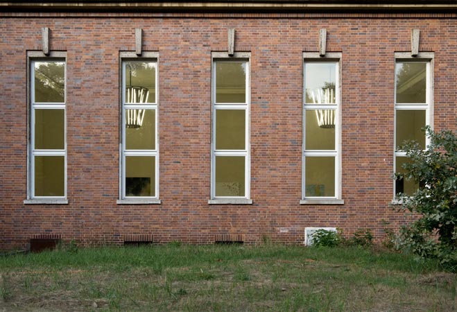 Foto 5 zu: KAW. Kasino am Weinberg - denkmalgerechte Sanierung und Umbau eines ehemaligen Offizierskasinos (Architekt: Robert Kisch, Baujahr: 1936) zu einem Ateliergebäude sowie Entwurf für einen Neubau eines weiteren Ateliergebäudes und einer Turmskulptur, Neuruppin, 2006-2010, Architekt: Jo Sollich