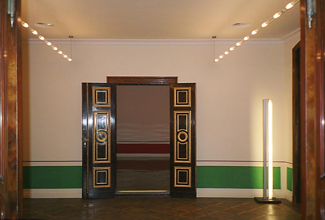 Foto 2 zu: ORA. Salonetage, Koch-Club und Boarding-Appartements im Kunsthof - Umbau des ehemaligen Restaurants "Adermann" zu einer Salonetage, Einrichtung von Profiküchen im Souterrain für einen Koch-Club, Ausbau von 11 Wohnungen zu Boarding-Appartements, Berlin-Mitte, 2002-2003, Architekt: Jo Sollich