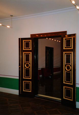 Foto 8 zu: ORA. Salonetage, Koch-Club und Boarding-Appartements im Kunsthof - Umbau des ehemaligen Restaurants "Adermann" zu einer Salonetage, Einrichtung von Profiküchen im Souterrain für einen Koch-Club, Ausbau von 11 Wohnungen zu Boarding-Appartements, Berlin-Mitte, 2002-2003, Architekt: Jo Sollich