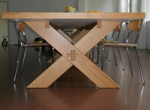 Foto 1 zu: RAN-M. Esstisch, Kindermöbel, Schränke, Küche - Entwurf für ein Möbelprogramm bestehend aus einem 7,50 m langen Esstisch, freistehender Kochblock mit Schrankzeile, modularen Kindersitzmöbeln mit Spieltisch, durchkletterbarer Kinderzimmerschrank, Kleiderschränke und Ankleide, 2008-2009, Architekt: Jo Sollich