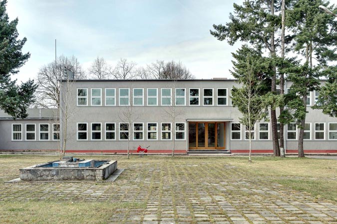 Foto 2 zu: RAN. Atelier- und Wohngebäude "Bücker-Flugzeugwerke". Sanierung und Umnutzung eines Teils einer ehemaligen Flugzeugfabrik in Rangsdorf aus den 1930er-Jahren zu Künstlerateliers mit Wohnnutzung, 2006-2008, Architekt: Jo Sollich 
 Foto: Jan Bitter