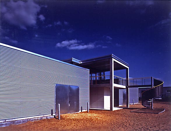 Foto 1 zu: TES-1. Neubau für TES Frontdesign - Errichtung eines zweigeschossigen Produktions- und Verwaltungsgebäudes mit Cafeteria für einen Folientastatur- und Mikroelektronikhersteller, Neuruppin, 1996-1997, Architekt: Jo Sollich 
 Foto: Hendrik Rauch, lux fotografen