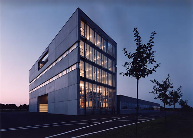 Foto 1 zu: TES-2. Erweiterung für TES Frontdesign - Errichtung eines fünfgeschossigen Produktions- und Verwaltungsgebäudes, Neuruppin, 2000-2002, Architekt: Jo Sollich 
 Foto: Peter Thieme