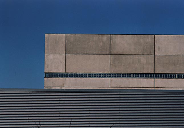 Foto 2 zu: TES-2. Erweiterung für TES Frontdesign - Errichtung eines fünfgeschossigen Produktions- und Verwaltungsgebäudes, Neuruppin, 2000-2002, Architekt: Jo Sollich 
 Foto: Peter Thieme